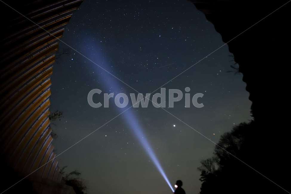 자연,outdoors,lighting,조명,은하수,galaxy,star,별,sky,하늘,손전등,flashlight,터널,자연,풍경,nature,landscape,옥외