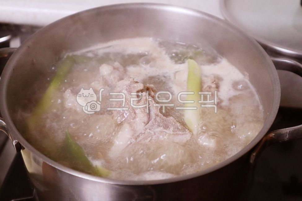 meat,pork,pork dishes,cooking,meal,cooking process,cooking,braised pork,kimchi stew,delicious,hot,hot,boil,cook