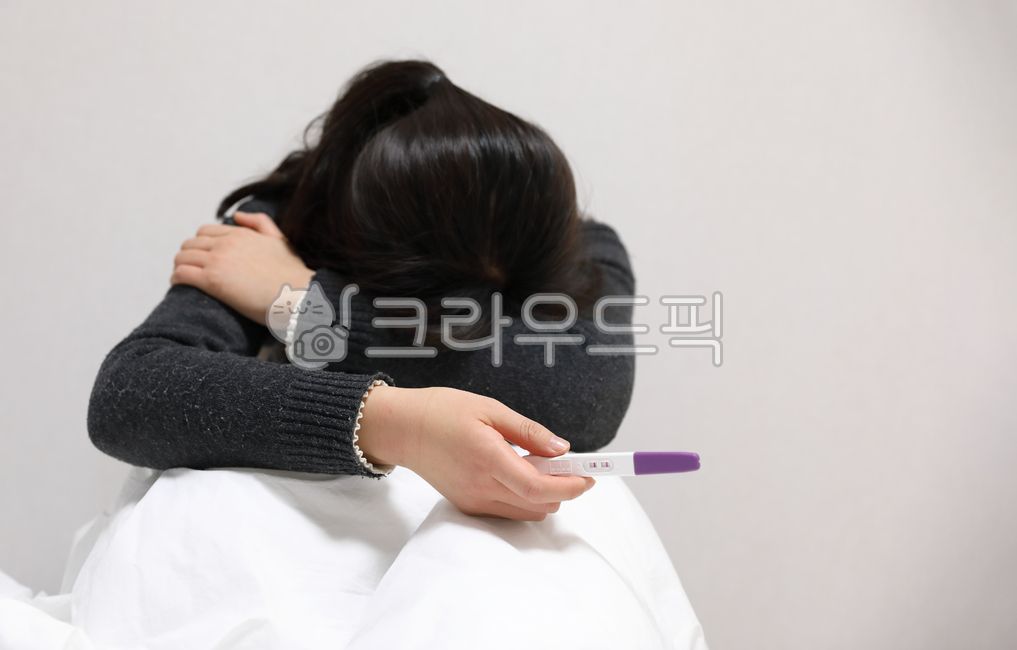 임신,임신테스트,임신테스트기,키트,진단,임산부,산모,임신부,테스터,고통,감정,우울,실망,무서운,혼자,외로운,싱글맘,신호,결과,실내,잡고있는,쥐고있는,들고있는,두줄,소변,검사,손,손가락,컨셉,사람,여자,여성,스틱,예상,확인,모성애,책임,걱정,절망,미혼모,괴로운,힘든,엎드린,숙이고있는,숙인,심각