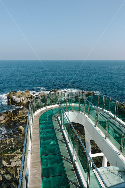 강릉,주문진,바다,풍경,전망대,파도,랜드마크,자연,풍경,nature,landscape,한국자연풍경,한국자연경관,korea nature landscape,handrail,난간,banister,railing,building,건물,bridge,다리