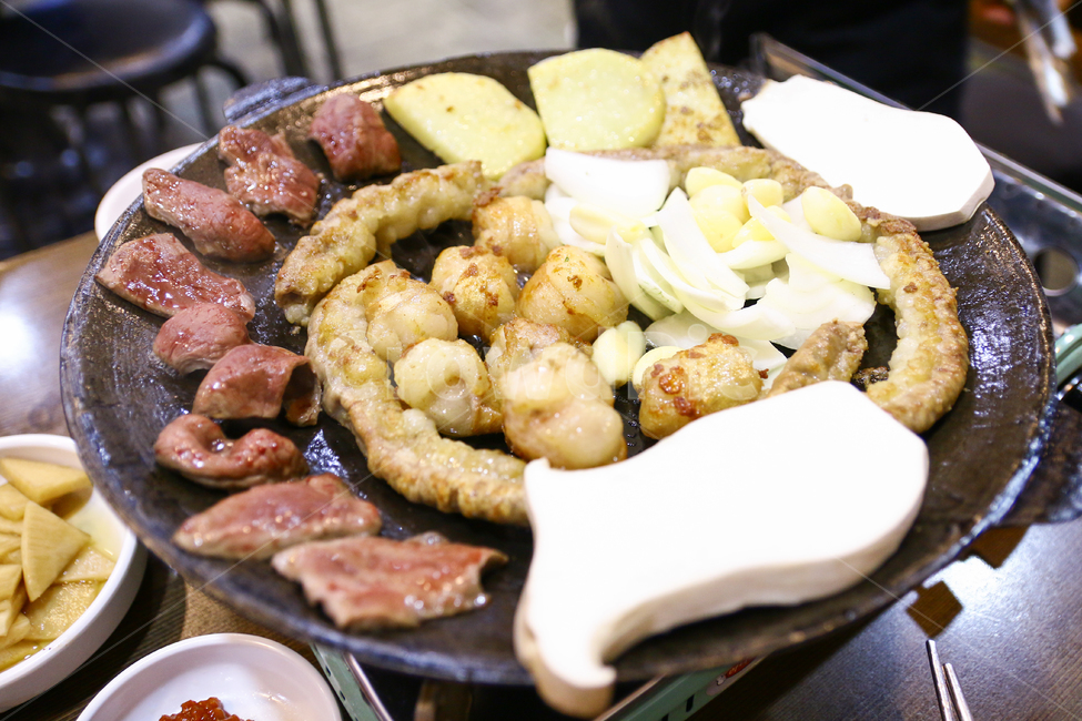 곱창,소곱창,대창,막창,염통,곱창구이,철판구이,외식,회식,곱창집,창자,육류,육식,고기,쫄깃한,고소한,느끼한,기름진,음식,메뉴,요리,상차림,음식점,한국요리,한국음식,맛있는,부추,채소,버섯,식사,음식,식재료,요리,food,cook,meal,dishes,food reserves,한식,한국음식,한국요리,korean food,korean dishes,korean meal,korean cook