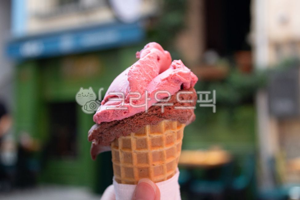 아이스크림,icecream,젤라또,gelato,와플콘,wafflecone,디저트,dessert,스위트,sweet,여름간식,summertreat,소프트아이스크림,softserve,핑크아이스크림,pinkicecream,초코아이스크림,chocolateicecream,푸드포토그래피,foodphotography,스트리트푸드,streetfood,아이스크림들고있는손,handholdingicecream,카페거리,cafestreet,트렌디디저트,trendydessert,행복한순간,happymoment