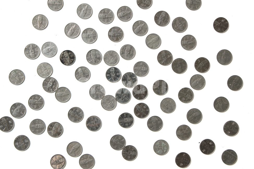 한국,동전,한국동전,돈,경제,금융,금속,은색,money,coin,korea,koreacoin,coins,many,많은,더미,그룹,cash,silver,metal,won,group,흰배경,실버,100,100원,대한민국,백원,금융,돈,finance,banking,money,연출,컨셉,콘셉,direction,concept,누끼,remove background