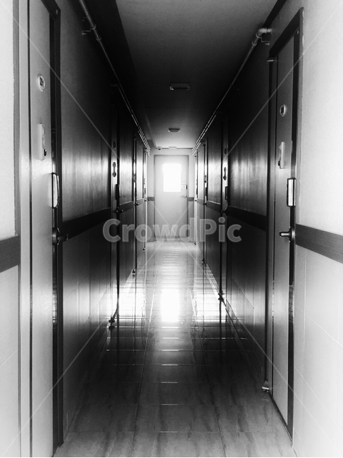 흑백,복도,빛,문,거울,분위기,어두움,black,light,door,mirror,dark,corridor,atmosphere,공포,호러,무서운,무서움,horror,terror,fear