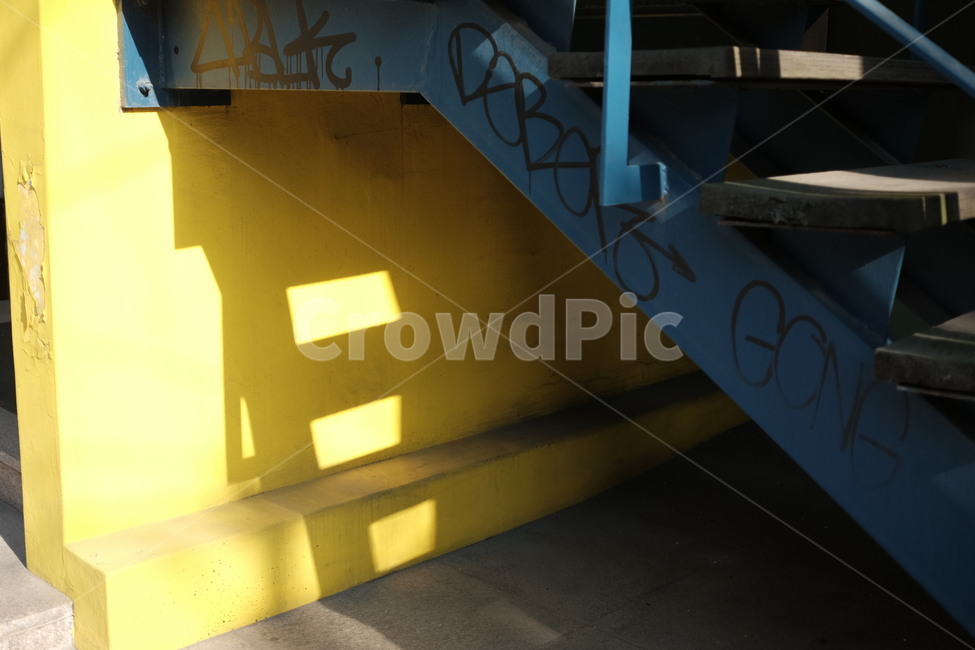 계단,그림자,노란색,노란벽,건물,난간,handrail