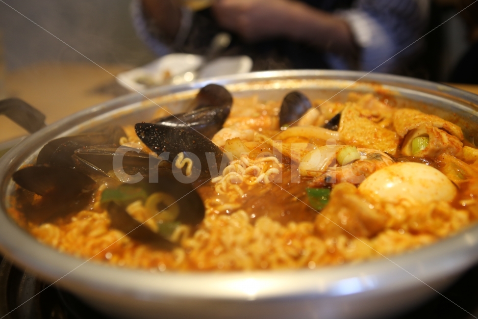 음식,요리,떡볶이,해물떡볶이,홍합,라면,어묵,계란,떡,당면,야식,해산물,음식,식재료,요리,food,cook,meal,dishes,food reserves,면류,면요리,noodles,한식,한국음식,한국요리,korean food,korean dishes,korean meal,korean cook