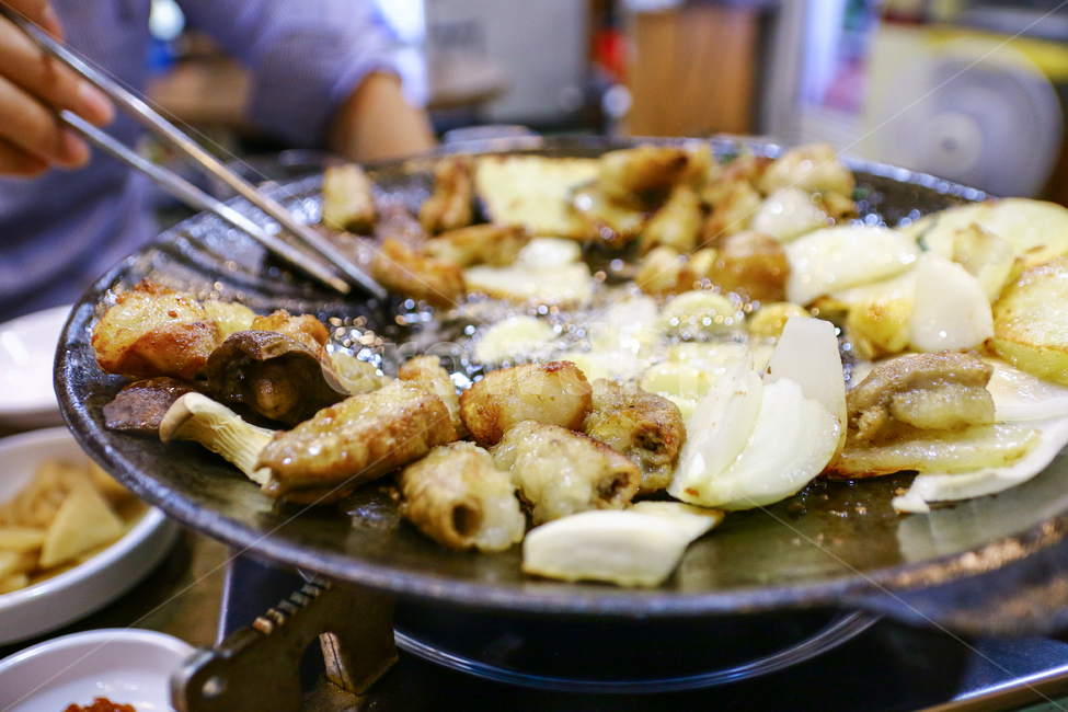 곱창,소곱창,대창,막창,염통,곱창구이,철판구이,외식,회식,곱창집,창자,육류,육식,고기,쫄깃한,고소한,느끼한,기름진,음식,메뉴,요리,상차림,음식점,한국요리,한국음식,맛있는,부추,채소,버섯,식사,음식,식재료,요리,food,cook,meal,dishes,food reserves,한식,한국음식,한국요리,korean food,korean dishes,korean meal,korean cook