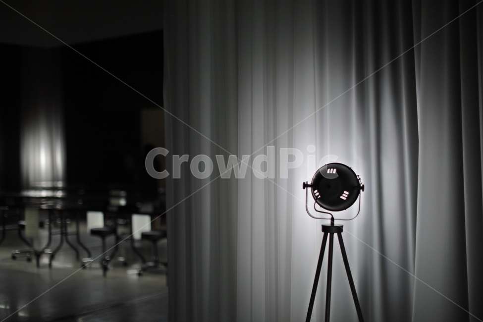 조명,커튼,그림자,실루엣,lighting,curtain,silhouette,shadow,흑백,모노톤,monochrome,black and white,사물,물건,오브젝트,thing,object,matter