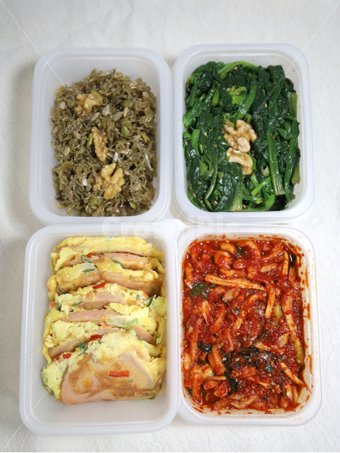나물,반찬,밑반찬,한식,나물요리,플라스틱,접시,멸치,시금치,소세지,무말랭이,요리,음식,식재료,요리,food,cook,meal,dishes,food reserves,한식,한국음식,한국요리,korean food,korean dishes,korean meal,korean cook