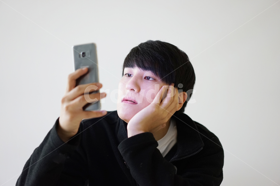 남성,남자,스마트폰,핸드폰,휴대폰,모바일,it,전자기기,전자제품,지루,사람,인물,인간,human,person,얼굴표정,facial expression,face,남성,남자,man,male,감정표현,기분,feeling,emotion,정보통신기술,전자기기,전자제품,it,information,technology,electronic equipment
