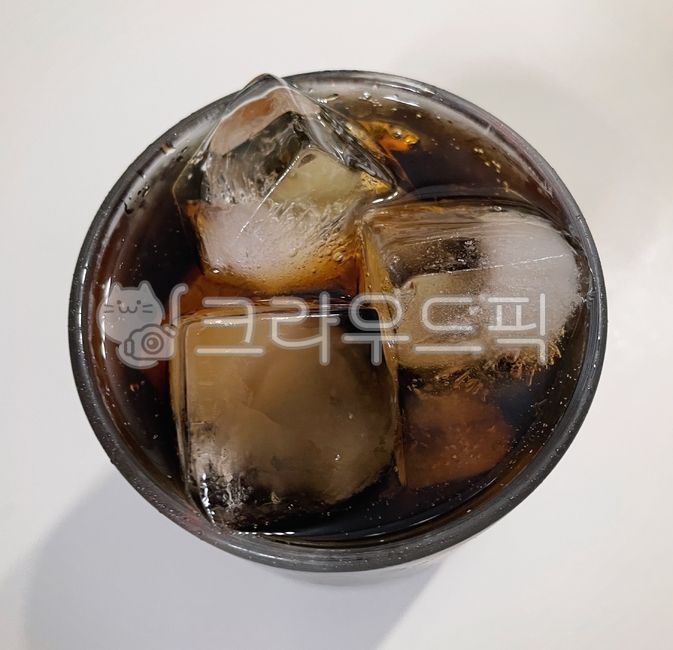 콜라,탄산수,탄산,아이스,사각얼음,얼음,차가운,시원한,음료,음료수,컵,탄산음료,cup,ice,cold
