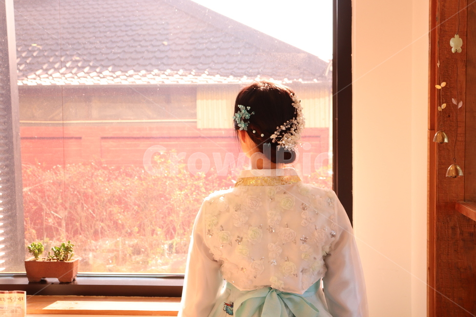 clothing,의류,apparel,의복,겉옷,gown,소매,sleeve,eveningdress,이브닝드레스,옷,robe,패션,fashion,longsleeve,긴팔,한복,전통,한국,한복의상,뒷모습,한복,한국전통의상,hanbok,korean traditional clothes,여성,여자,woman,female,lady