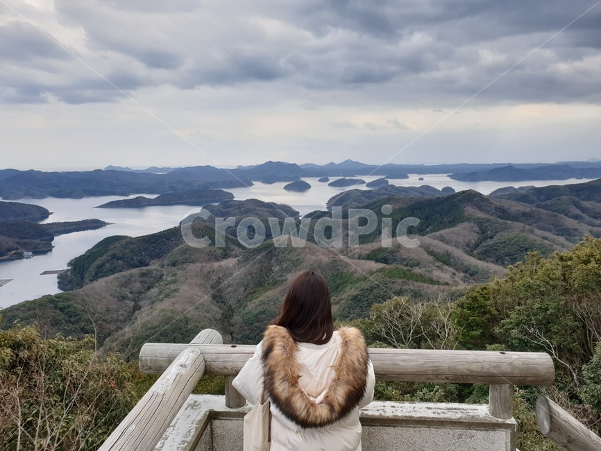 일본,대마도,여행,뒷모습,여자,하늘,구름,겨울,인물,산,자연,japan,tsushima,trip,woman,human,person,sea,sky,winter,nature,자연,풍경,nature,landscape,한국자연풍경,한국자연경관,korea nature landscape,사람,인물,인간,human,person,여성,여자,woman,female,lady,여행,휴가,traveling,vacation,trip,apparel,의복,clothing,의류
