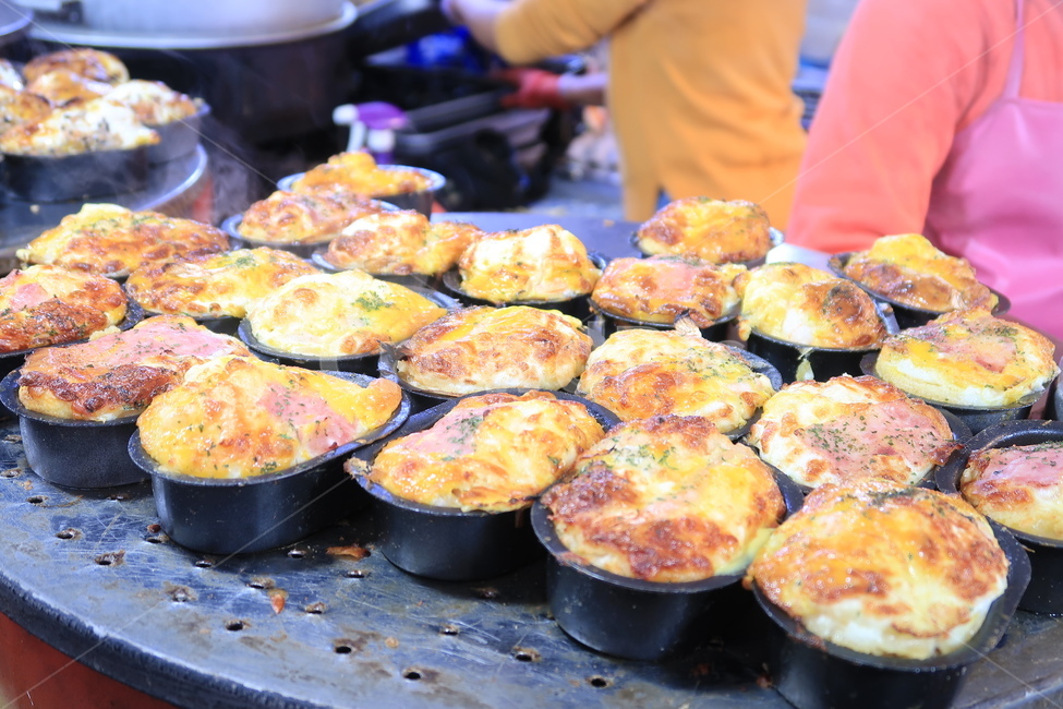 계란빵,길거리간식,길거리음식,따끈한,겨울,음식,간식,추억,군것질,요리,디저트,겨울철,food,meal,dishes,후식,시장,시장음식,빵,노점,노점상,푸드트럭,먹방,맛있는음식,식재료,겨울,계절,winter,season,음식,식재료,요리,food,cook,meal,dishes,food reserves,디저트,간식,후식,dessert,snack