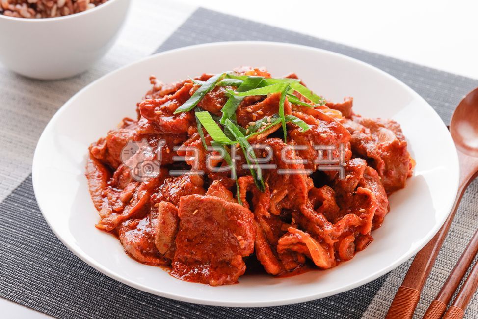 meat eating,Stirfried pork,cook,Korean,plate,chili pepper paste,pork,bowl,delicious,food,pig,meal,Korean food,meat,stirfry,ingredients,cooking