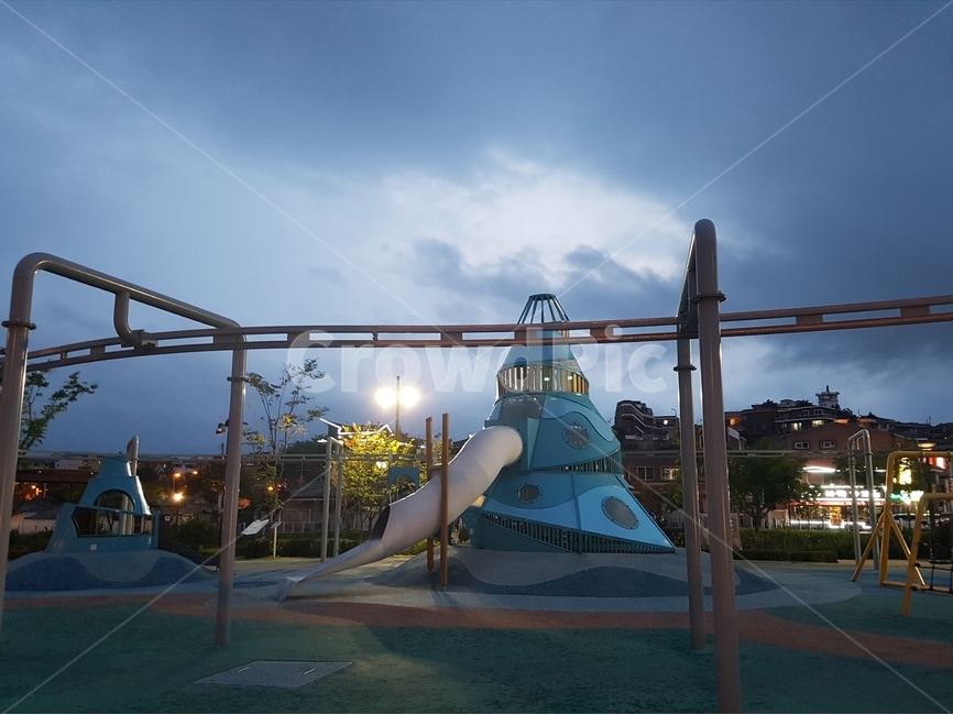 놀이터,playground,저녁,미끄럼틀,흐림,우울,blue,cloudy,쓸쓸함,쓸쓸한,lonely,날씨,weather,하늘,sky,놀이공원,놀이동산,놀이터,amusement park,playground