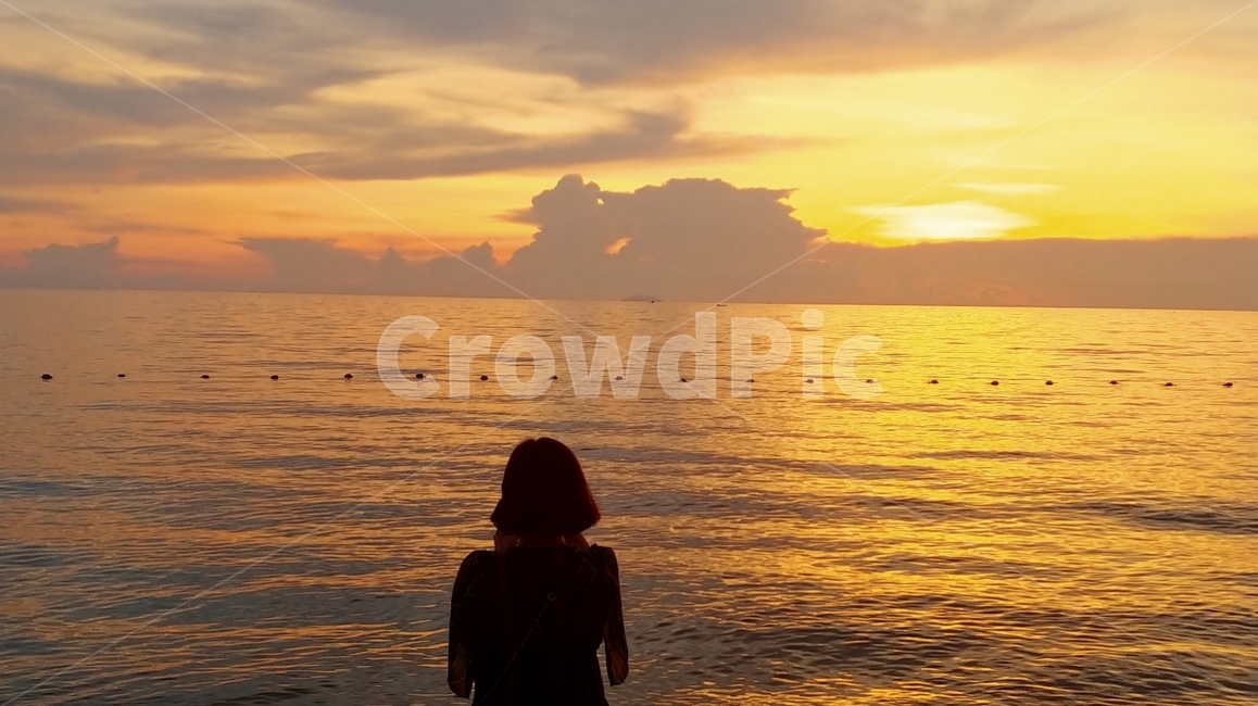 해변,노을,sunset,일몰,태국,바닷가,바다,여자,여성,뒷모습,파타야,색감,주황색,주황빛,구름