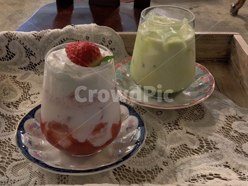 음료,카페,달콤한,딸기,얼음,잔,접시,예쁜접시,레이스,나무트레이,아날로그,빈티지,감성