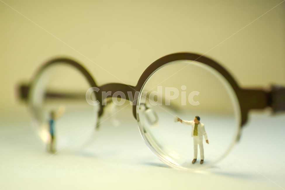 안경,안경테,렌즈,안경렌스,동그란안경,시력,안경닦이,눈,eye,glasses,eyeglasses,안경닦개,초점,촛점,사물,물건,오브젝트,thing,object,matter,연출,컨셉,콘셉,direction,concept