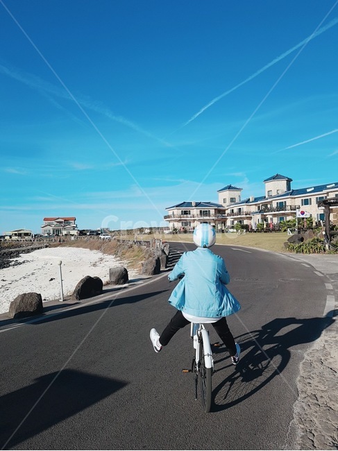 transportation,교통,bike,자전거,헬멧,해안가,해안도로,사람,person,인간,human,질주,도로,운전,그림자