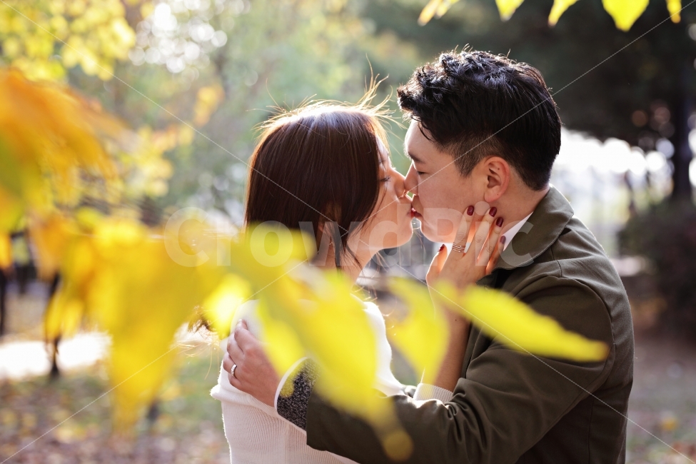 데이트스냅,데이트,커플,남녀,연인,남자,여자,키스,뽀뽀,가을,햇살,공원,사람,인물,인간,human,person,감정표현,기분,feeling,emotion,연인,커플,사랑,lover,couple,연출,컨셉,콘셉,direction,concept