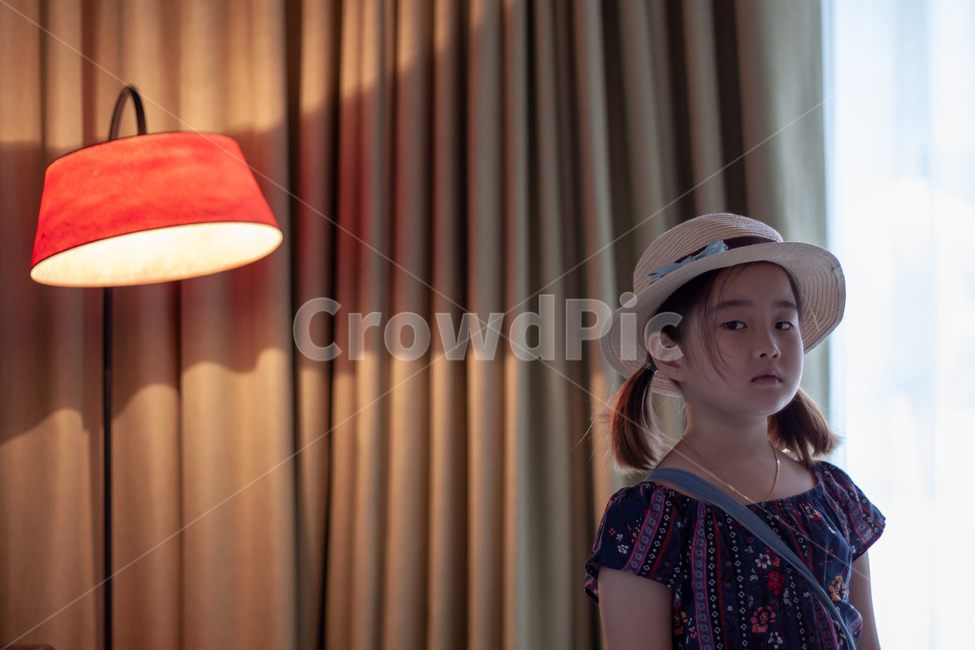 여아,여자아이,room,스탠드,응시,girl,child,female,stand,cozy,comfortable,glance,glimpse,hat,cute,beautiful,light,사람,인물,인간,human,person,어린이,어린아이,child,children,kid
