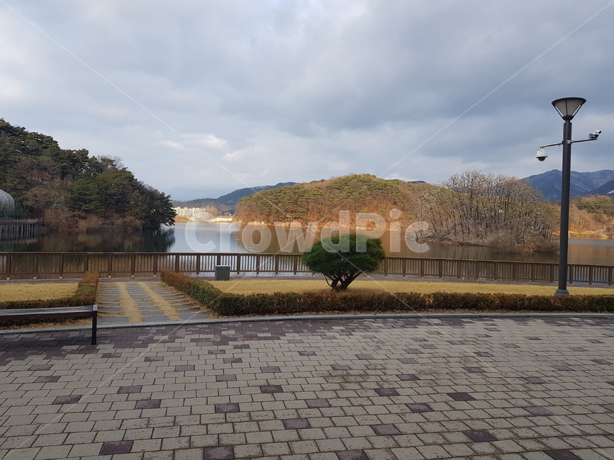 산책로,호수,호숫가,먹구름,흐린날씨