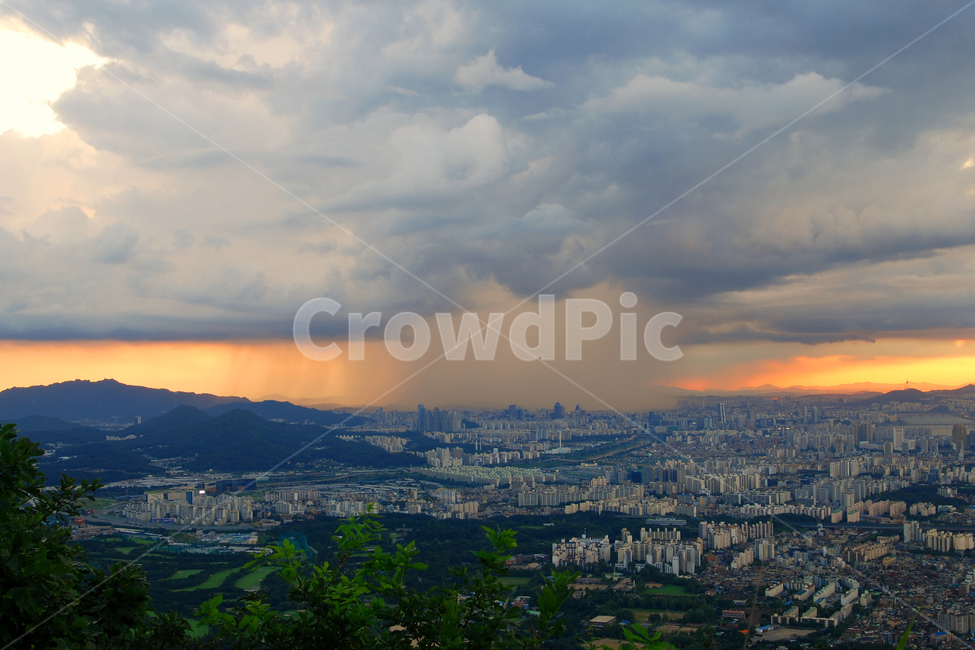 atmosphere,shower,torrential rain,rainy season,city,squall,localized,cloudy weather,clouds,phenomenon,scenery,Localized shower,summer,disaster,calamity,natural disaster,Seoul,dark clouds,weather,cloudy sky,localized heavy rain,big city,cloudy day,Korea,sk