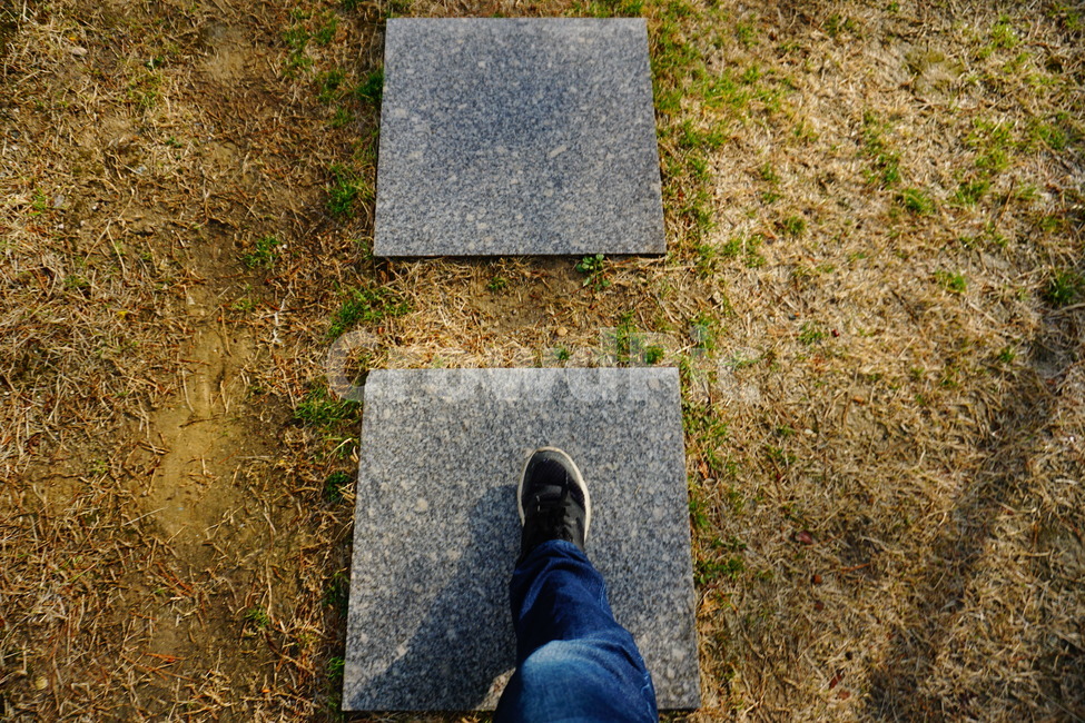 다리,걷기,돌다리,신발,감성적,walking,shoes,stone,rock,bridge,leg,사람,인물,인간,human,person,신체일부,몸,body