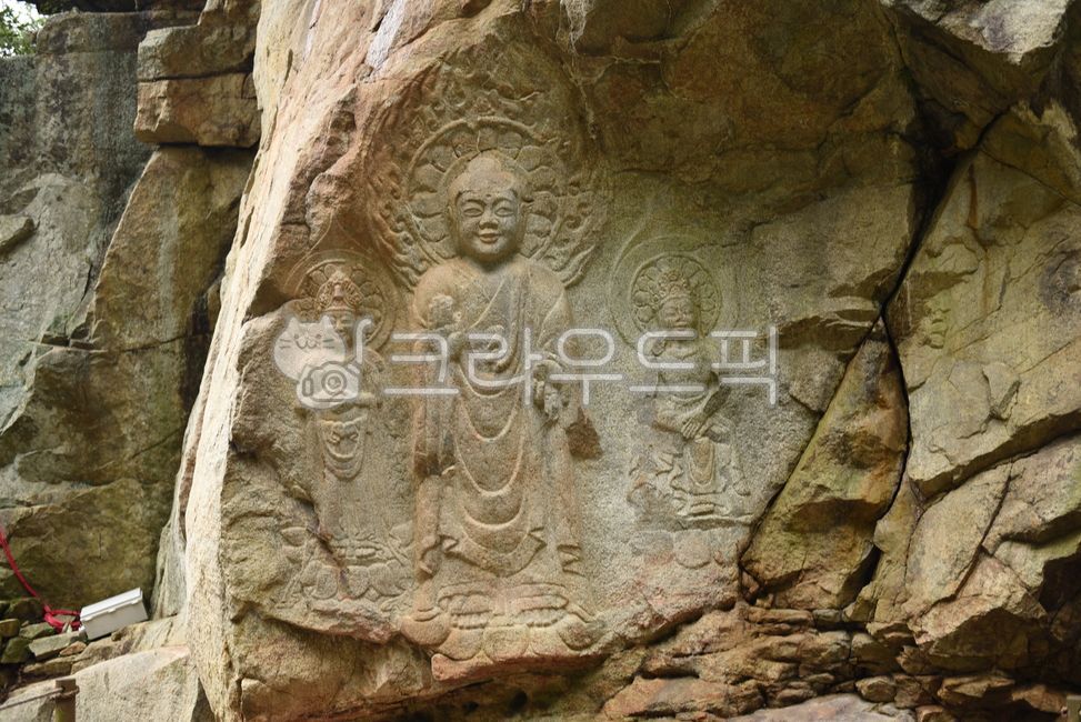 rock,Buddhist ruins,Triad Buddha,archeology,Rockcarved Buddha,archaeology,Baekjes smile,national treasure