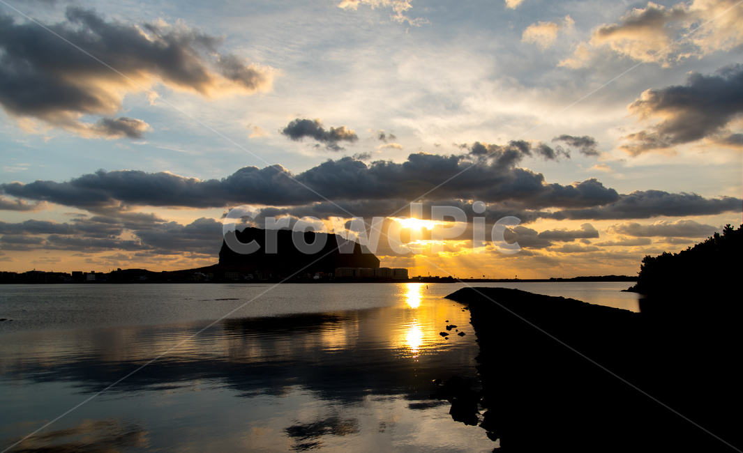 제주도,일출,일출봉,성산,바다,풍경,자연,풍경,nature,landscape,한국자연풍경,한국자연경관,korea nature landscape,제주도,jeju,jeju island,outdoors,옥외,light,빛,flare,플레어,sky,하늘,sunlight,햇빛,dawn,새벽,dusk,황혼,sunset,일몰,red sky,붉은 하늘
