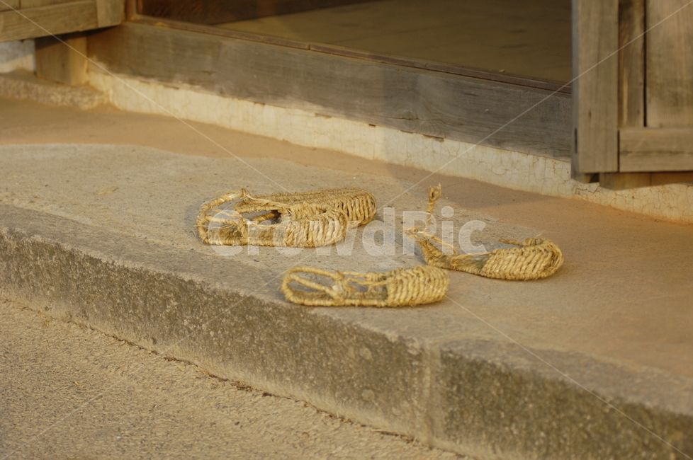 짚신,고택,신발,옛날,strawshoes,shoes,한국전통,한국문화,korean traditional,korean culture,사물,물건,오브젝트,thing,object,matter