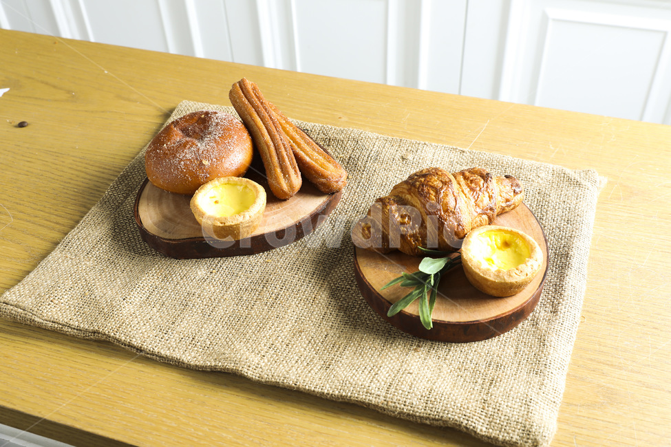 식사,음식,빵,브레드,주방,쿠킹,meal,bread,아침,런치,베이커리,부엌,식탁,food,밀가루음식,테이블웨어,나무,원목,wood,손,남자,hand,morning,음식,식재료,요리,food,cook,meal,dishes,food reserves,빵,bread,연출,컨셉,콘셉,direction,concept