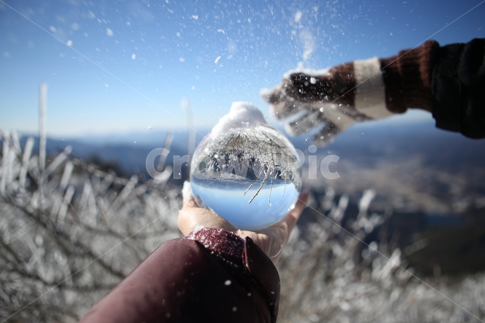 덕유산,눈,유리구슬,연출사진,겨울,겨울,계절,winter,season,사람,인물,인간,human,person,신체일부,몸,body,사물,물건,오브젝트,thing,object,matter,연출,컨셉,콘셉,direction,concept