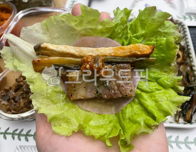 삼겹살,돼지고기,돼지,고기,육류,식재료,야채,채소,쌈,쌈채소,상추쌈,고기쌈,무절임,무쌈,절임,새송이버섯구이,파김치구이,쌈장,새송이버섯,파김치,인간손,사람손,인간,사람,신체부위,음식,요리,식사,한식,한국음식,한국요리,식물,먹방,밥도둑,meal,food,dish,cook,pork,meat,koreanfood,plant