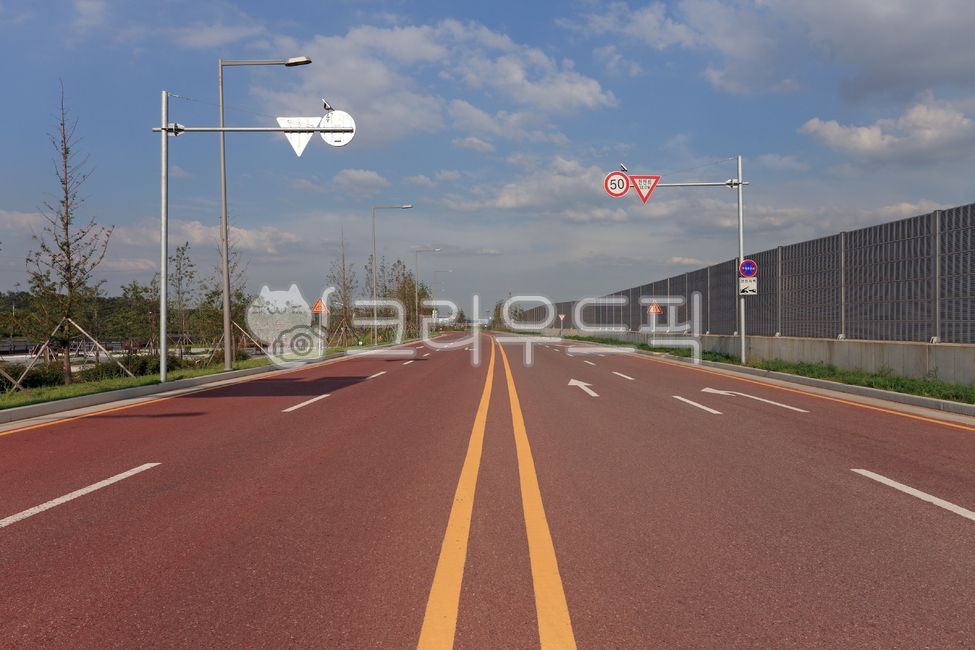speed limit,access,sign,road sign,Outer road,speed,space,cloud,outer ring road,limit,sight,highway,floor,lane,traffic,sky,high speed,asphalt,ring road,center line,korea,background,Speeding up,road name,suburb,drive,traffic sign