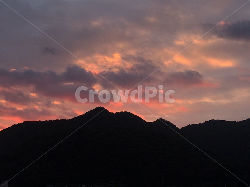 하늘,경치,노을,구름,분홍,sky,cloud,mountain,sentiment,night,분위기,감성,자연,풍경,nature,landscape,outdoors,옥외,sunset,일몰,red sky,붉은 하늘,dusk,황혼,dawn,새벽