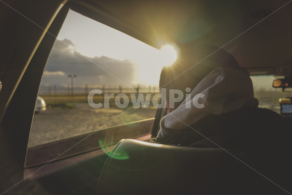 친구,자동차,실내,차,뒷모습,햇빛,역광,감성,겨울,구름,해,해질녘,friends,car,sun,sunlight,winter,cloud,sundown,sunset,beautiful,human,person,friendly,사람,인물,인간,human,person,남성,남자,man,male,여행,휴가,traveling,vacation,trip