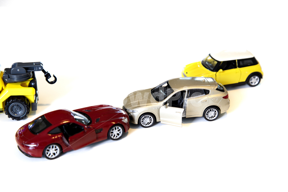 insurance,towing,contact accident,damage,door,traffic accident,Traffic,concept,industry,accident,life,vehicle,car,contact,model,injury,mediation,tire,toy,passenger car,dispute,quarrel,miniature,open,object
