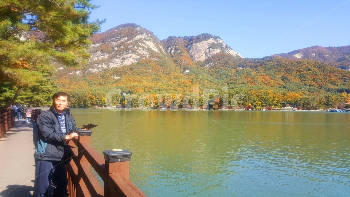 산정호수,호수,단풍,물가,호수단풍,낙엽,가을,계절,fall,autumn,season,사람,인물,인간,human,person,남성,남자,man,male,water,물,nature,자연,outdoors,옥외