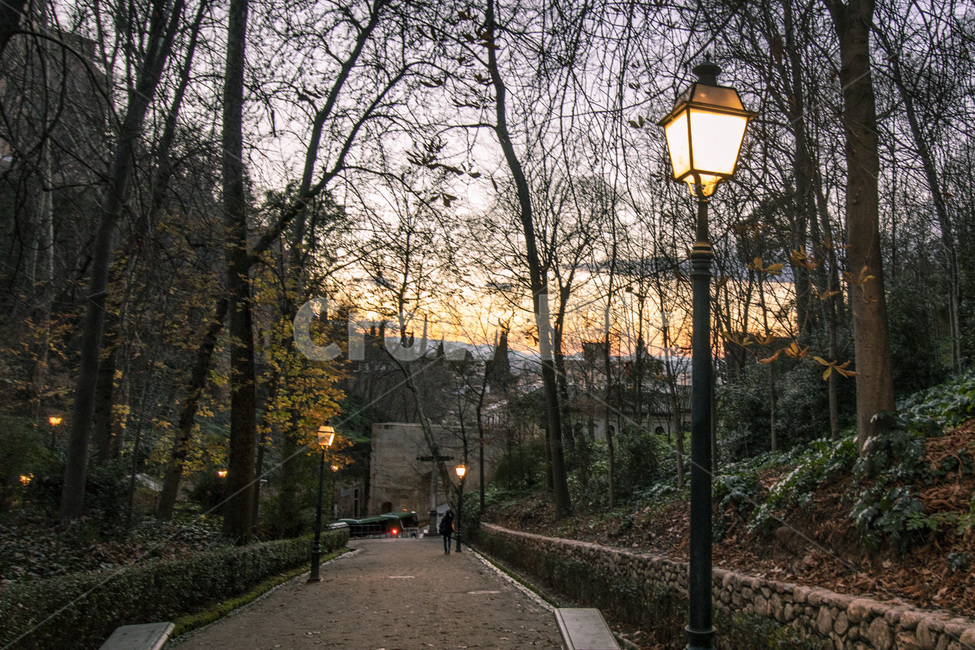 그라나다,스페인,야경,유럽,알함브라,밤,해외,세계,외국,granada,spain,plaza,night,view,europe,alhambra,world,노을,sunset,sunrise,sky,하늘,성,castle,길,조명,산,공원,숲,야경,밤,풍경,nightscape,night,landscape,lamp post,램프 포스트