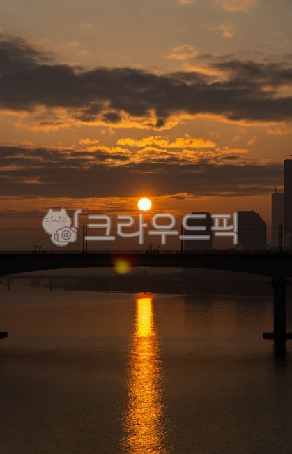 일몰,일출,한강,서울,해돋이,도시풍경,햇빛,sunrise,sunlight,sunset,자연,nature,하늘,옥외,sky,물,건물,도시,city,플레어,flare