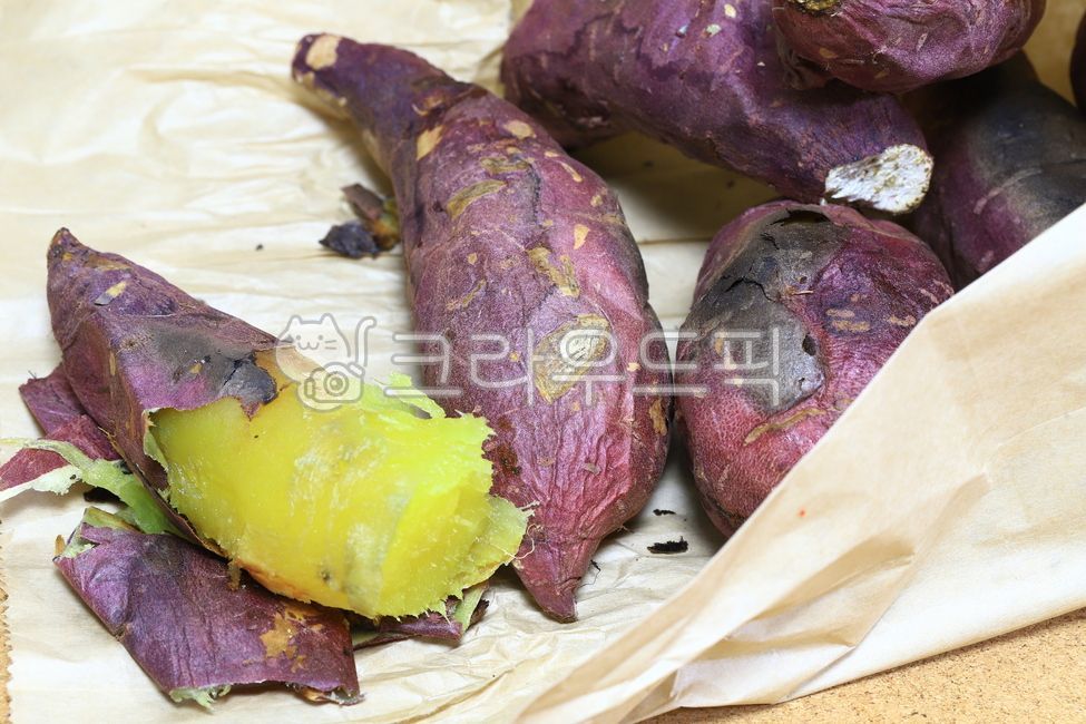 군고구마,구황작물,간식,길거리음식,고구마,호박고구마,제철음식,뿌리식물,겨울간식,food,sweetpotato,vegetable,plant,고구마봉지,음식,식재료,요리,food,cook,meal,dishes,food reserves