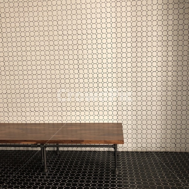 furniture,가구,의자,동그라미,타일,하얀색,검정색,나무의자,인테리어,실내디자인,interior design