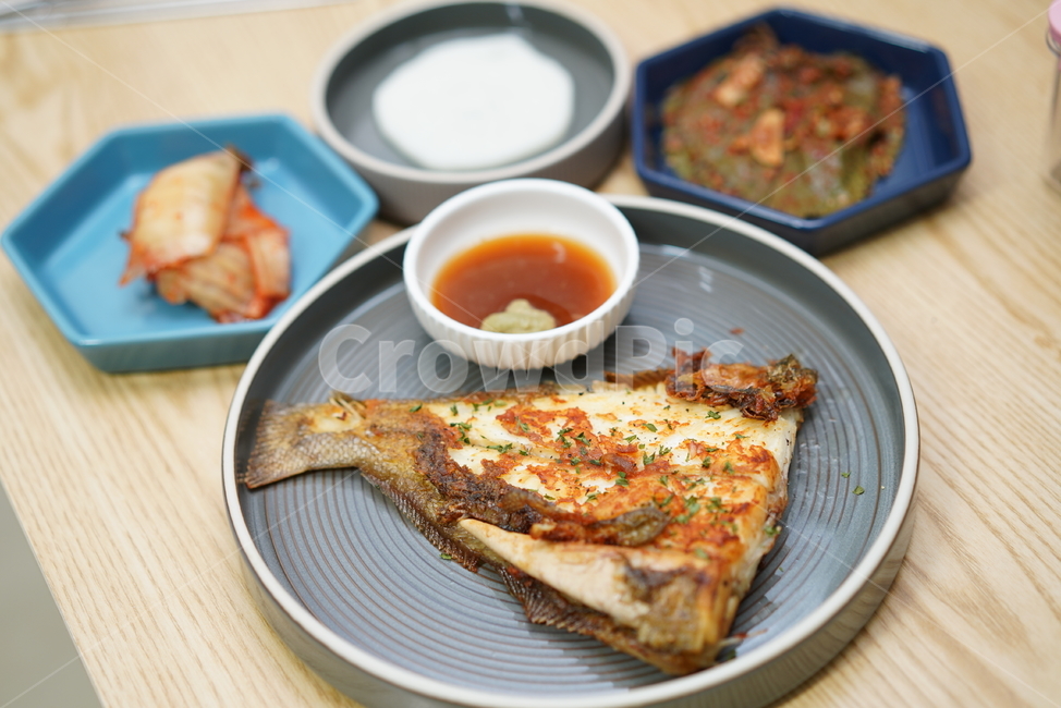 집밥,반찬,구이,생선,간장,먹거리,푸드,음식,한식,접시,식사,음식,식재료,요리,food,cook,meal,dishes,food reserves,수산물,해산물,fishery products,seafood,한식,한국음식,한국요리,korean food,korean dishes,korean meal,korean cook