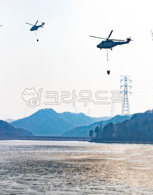pylon,Forest fire scene,firesuppression,tinkering,Disaster,disaster,electricity pylon,calamity,mountain,electricwiretower,helicopter,Evolution work,Helicopter,forest fire suppression,aircraft,wire tower,water,tinker,transit,airplane,fire suppression,river