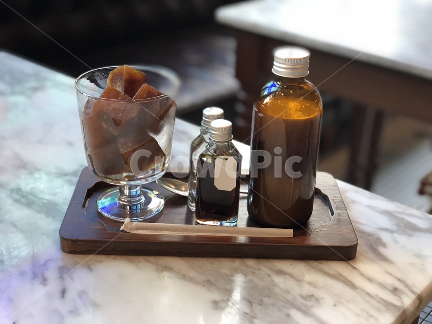 커피,감성사진,아이스카페라떼,대리석책상,카페,갈색,여유,커피,카페,coffee,cafe