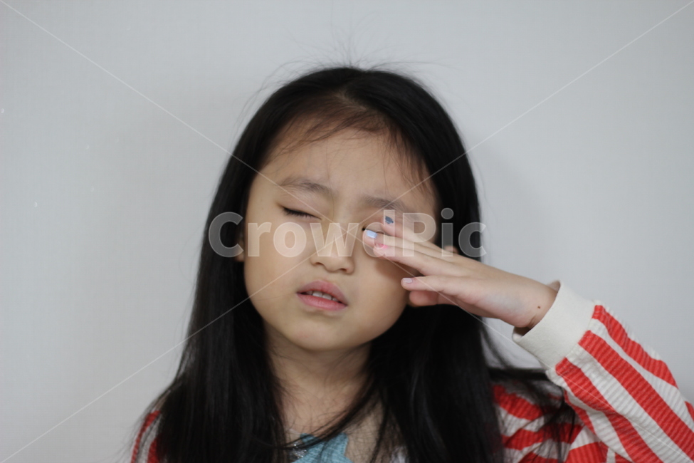 유아,유아눈,눈만지기,눈비비기,눈가려움,눈만짐,눈감염,유아위생,사람,인물,인간,human,person,어린이,어린아이,child,children,kid
