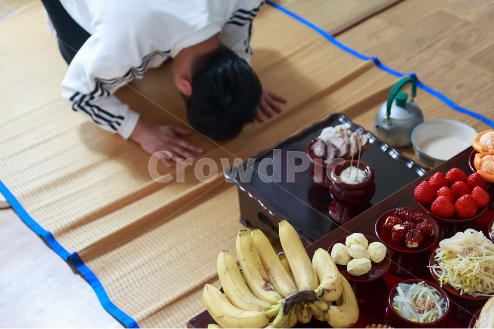 제사,차례,제사상,제사음식,추석,설날,명절,설,한가위,절,배,과일,공손한,유교,유교문화,가례,예절,문화,한국,조상,추모,의식,차례상,주자가례,관습,풍습,전통,전통문화,가정,의례,문화유산,남성,장손,한국전통,한국문화,korean traditional,korean culture,사람,인물,인간,human,person,신체일부,몸,body