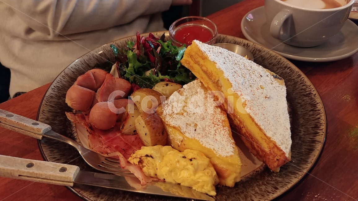 frenchtoast,프렌치토스트,브런치,음식,food,brunch,샐러드,salad,먹음직스러운,소시지,감자,베이컨,마카로니,토스트,bread,빵